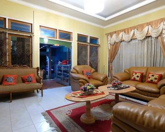 RedDoorz near Mangrove Forest Kupang - Купанг - Вітальня