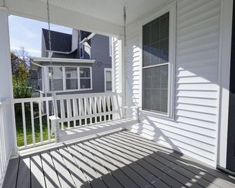 Restored Queen Anne Cottage - Maquoketa - Balcón