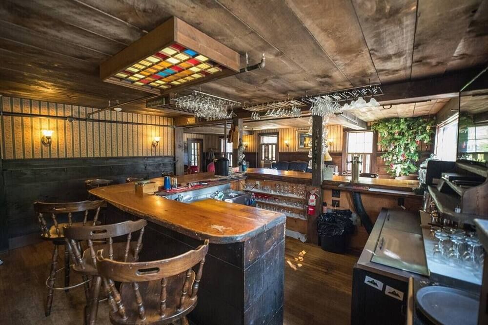 1785 Boutique Hotel · The 1785 Award Winning Inn, Amazing Views, Pool - نورث كونواي - بار