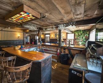 1785 Boutique Hotel · The 1785 Award Winning Inn, Amazing Views, Pool - North Conway - Bar