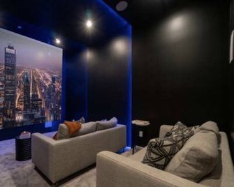 Hillside Oasis Estate (Brand New) - Woodland Hills - Lounge