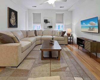 River City Apartment #1 with flex space - La Crosse - Living room