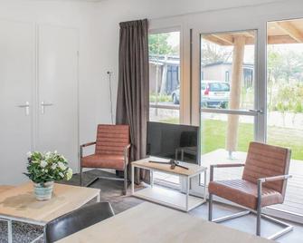 Enjoy your vacation in this modern vacation home for four people directly on the Markermeer. - Venhuizen - Sala de estar