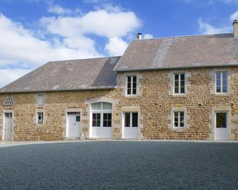 Grand Grand Family gîte - (7 km from the beaches) - Quettreville-sur-Sienne - Edificio