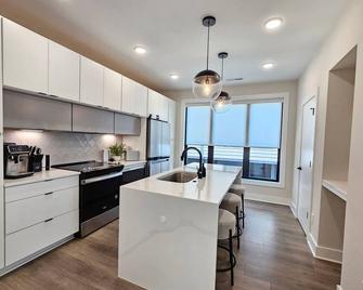 Discover luxury in a 3BR/3.5BA townhome in LoSo. Near eateries, trails, & fun. - Charlotte - Kitchen