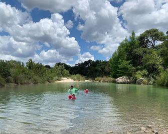 Stay & Relax️swimming, shady spot, kid activities - Uvalde - Beach