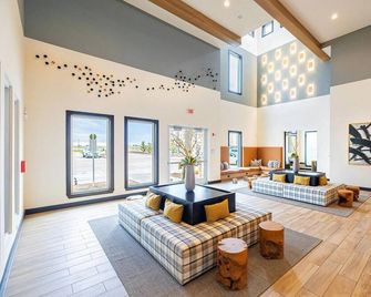 Landing | Chic 3bd, Gym - Terrell - Lobby