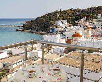 Single studio with Kitchen, 3 minutes (by foot) to the Beach & Hiking paths. - Diafoni - Balcón