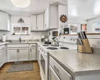 1BR Colorado Cottage Charm Hiking and Broadmoor - Colorado Springs - Kitchen