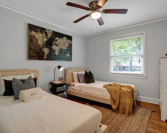 Beautiful 3 Bedroom Home in the center of the city - Memphis - Bedroom
