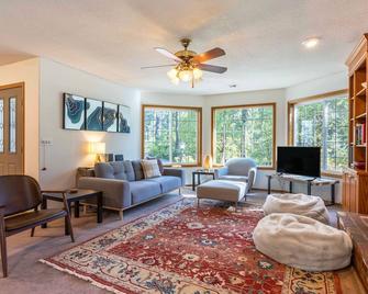 Green Mountain Escape 30 Day Minimum 3 Bedroom Home By RedAwning - Mount Hood - Living room