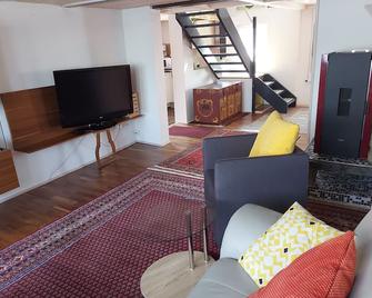 Feel-good semi-detached house with a view of Lake Constance on 3 floors - Wolfhalden - Sala de estar