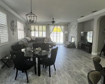 This stunning luxury home is located 10 minutes from the airport and downtown! - Sacramento - Dining room