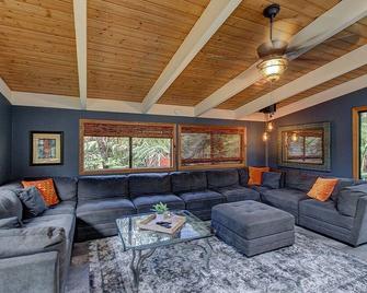 Halehikiola 3 Bedroom Home by RedAwning - Volcano - Wohnzimmer