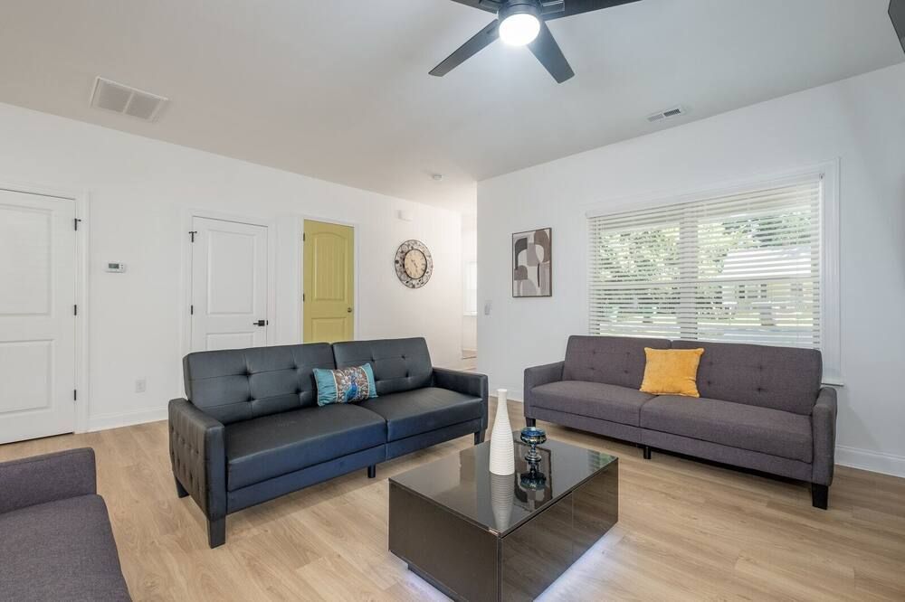 New Home W/King Bed Hot Tub In Uptown | Sylish & Fun - שרלוט - סלון