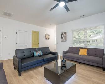 New Home W/King Bed Hot Tub In Uptown | Sylish & Fun - Charlotte - Sala de estar