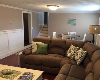 Relax In Quiet Surroundings With Beach & Golf Nearby - East Falmouth - Living room
