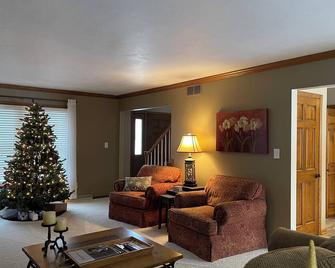 Tremendous 4bedroom house in De Pere with WiFi Available for the 2025 NFL draft - De Pere