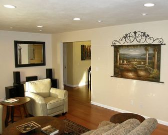 Romantic Wine Country Cottage in Kenwood - Walk to 15 Wineries - Kenwood - Sala de estar