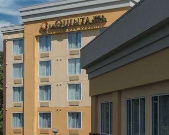 La Quinta Inn & Suites by Wyndham Lynchburg at Liberty Univ. - Lynchburg - Bygning