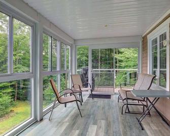 Panoramic mountain view - L'Horizon doré - 12 acre - Mansonville - Balcony
