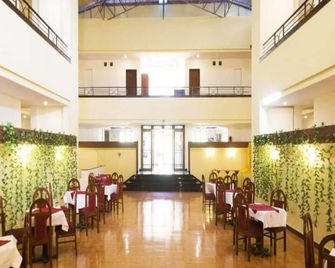 The Dhanhills - a valley view hotel in panchgani - Panchgani - Restaurante