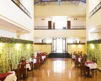 The Dhanhills - a valley view hotel in panchgani - Panchgani - Restaurante