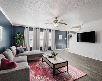 Rf | Family Friendly Neighbor! Entire 3br & 2b - Live Oak - Living room