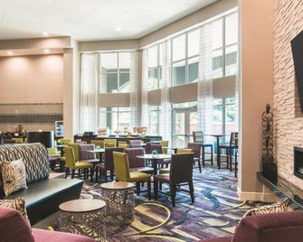 La Quinta Inn & Suites by Wyndham Atlanta Perimeter Medical - Atlanta - Lobby