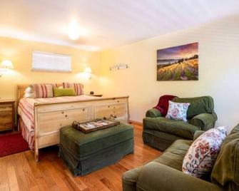 Charming King Cottage - Calistoga - Bedroom