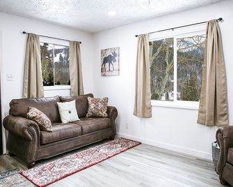 Whispering Pines by Cottonwood Lodging - Brighton - Living room