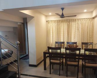 Spacious 4-bedroom 5 beds building with WiFi, AC in enjoyable Tiruchirappalli - Tiruchirappalli - Dining room