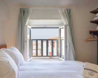Alfred Hotels Les Halles - Biarritz - Bedroom