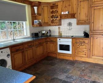 Ballinderry Station Cottage - Beautiful Holiday Cottage - Lisburn - Kitchen