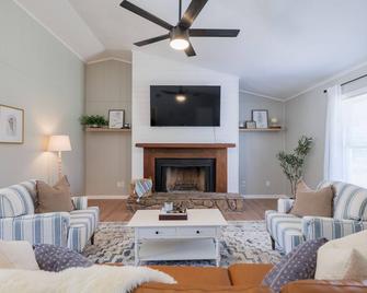 Fairway Family Oasis: King Beds, Pets Allowed, Golf Course Neighborhood - Lake Park - Living room