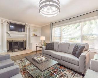 Beautiful & large newly renovated 5 bedroom house. - Marietta - Living room