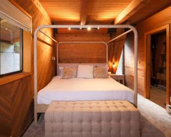 Lakefront Glass House w/ Dock & Views - North Bend - Bedroom