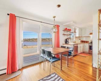 Spindle Cottage on the Shore! - Ellsworth - Jadalnia
