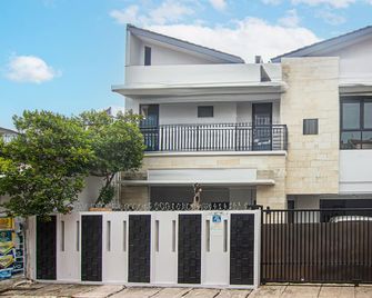 OYO 93500 Rizki Residence Tos Syariah Near Pt Bank Kb Bukopin Tbk - Jakarta - Building