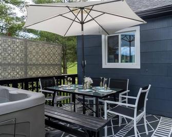 Hot tub, private deck, backyard, near Windham and Hunter ski resorts. - Hensonville - Patio