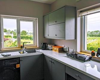 The Cottage At Arvalee Retreat - Omagh - Kitchen