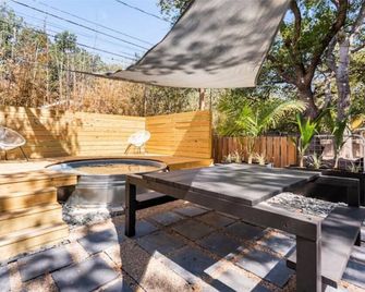 Heated Pool + 5 min to UT/Football Stadium - Austin - Patio