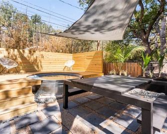 Heated Pool + 5 min to UT/Football Stadium - אוסטין - פטיו