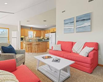 3 Bedrooms w/ Hot Tub & Fire Pit! Pet Friendly - Rodanthe - Living room