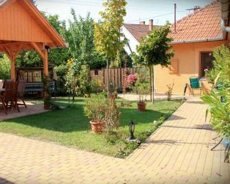 Estike Apartman - Дьюла - Патіо