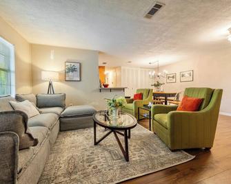 Charming 5 Bedroom Home w/ Hot Tub Near Lackland Air Force Base & Sea World - Σαν Αντόνιο