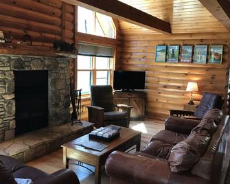 Boyer Log Cabin SPECIAL Book 3 days, get 4th day free-book your Winter Escape! - Egg Harbor - Living room