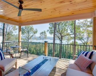 Charming Lake Cabin Retreat with Deck and Hot-Tub in Alabama - Scottsboro - Balcony