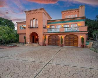 Villa Chula : An Elegant Mountaintop Estate - Arroyo Grande