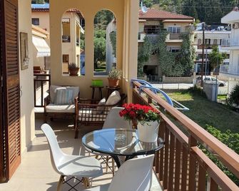 Comfortable Apartment - Sea View - Nea Skioni - Balcón